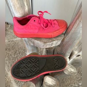 Girls Pink converse !